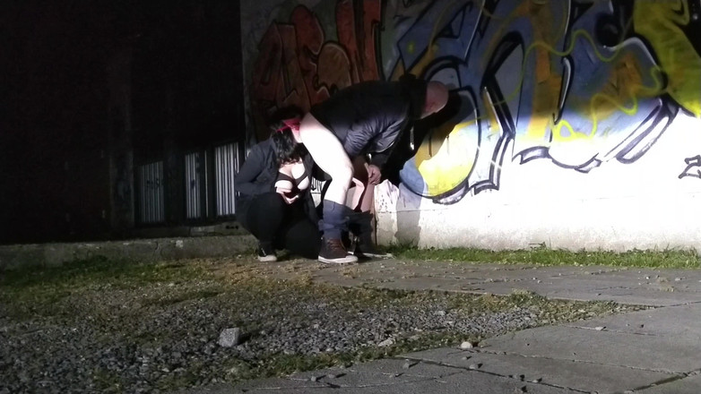 Toilet Mommy: 야외 노출 남자의 엉덩이를 핥는 소녀