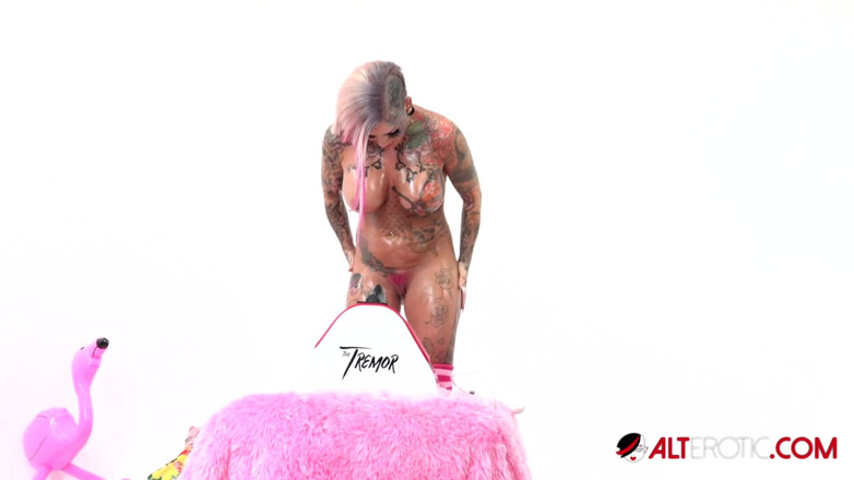 Alt Erotic: Evilyn Ink được dụ dỗ và cưỡi con cu run rẩy