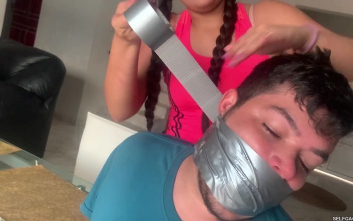 Selfgags femdom bondage: Sınıftan inek kız bağlı, ağzı tıkalı ve alaya alıyor!