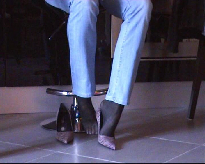 Nyllady: Взуття в чорних колготках і рожевих насосах