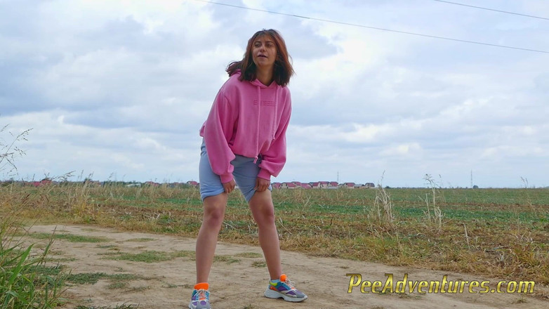 Pee Adventures: 팬티를 오줌 싸게 만드는 야외에서 격렬한 피트니스