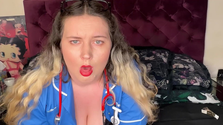 MissFFW: Y tá hút thuốc có một cơn ho vừa vặn