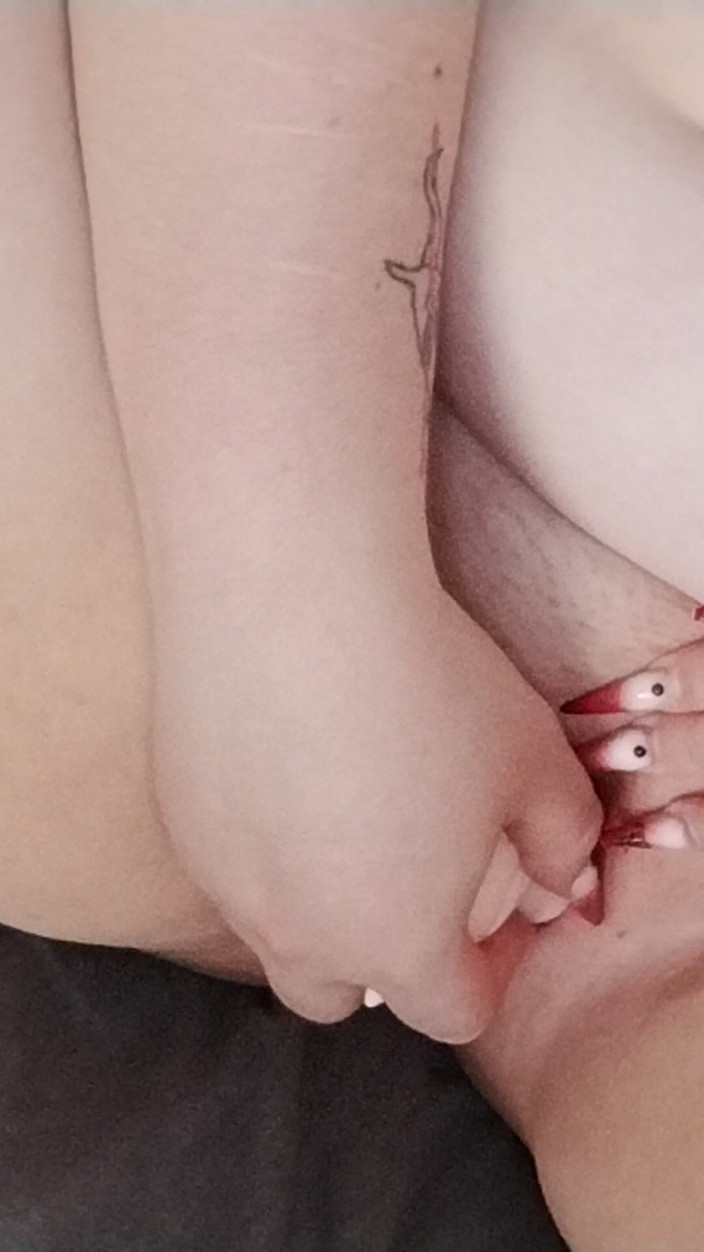 Venus Aurea: Pussy Closeup Masturbation Session