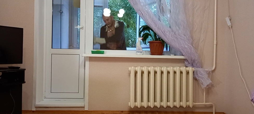 Zona901: I tease the window cleaner then I jerk off and...