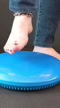 Calpestare il cuscino blu