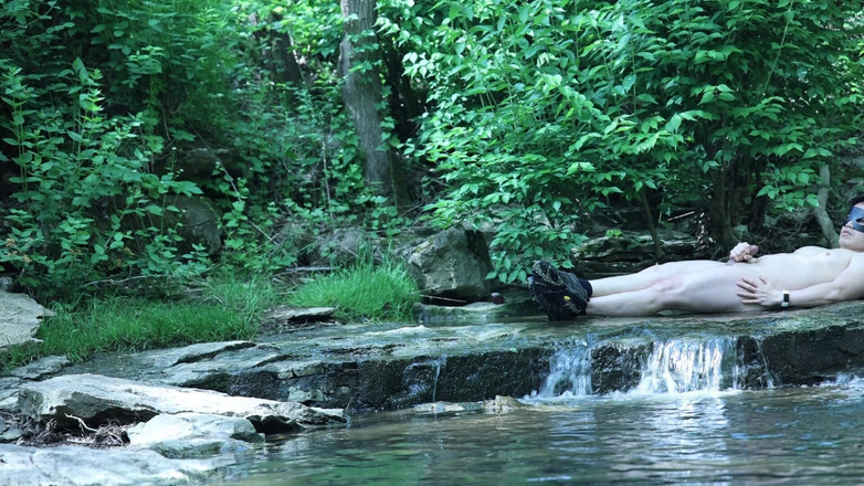 barenakedboy: 滝のそばで体を伸ばし、少しだけプライベートな時間をこっそり取ろうとしている...
