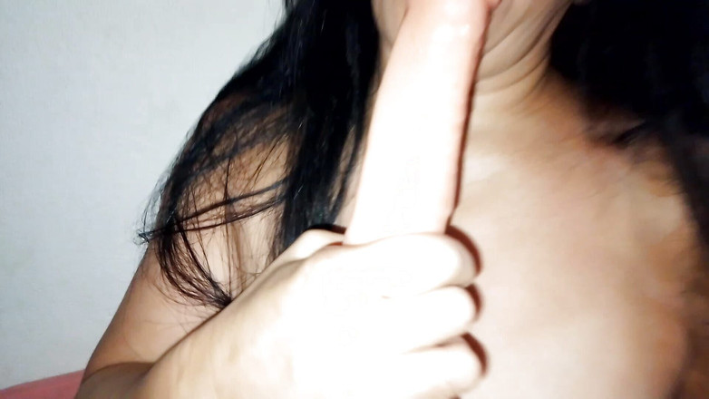 Gustavo Gugu: Inserisco avidamente cazzi di gomma nella mia figa