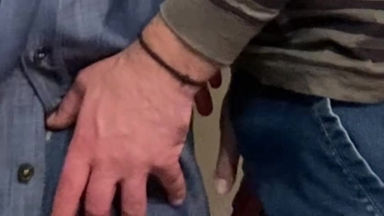 PriyaNaavya: Schmutziges hobby! Alter mann fingert perfekte muschi in der Öffentlichkeit