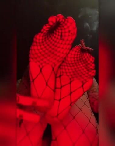 Goth Kink: Pussy &amp; feet