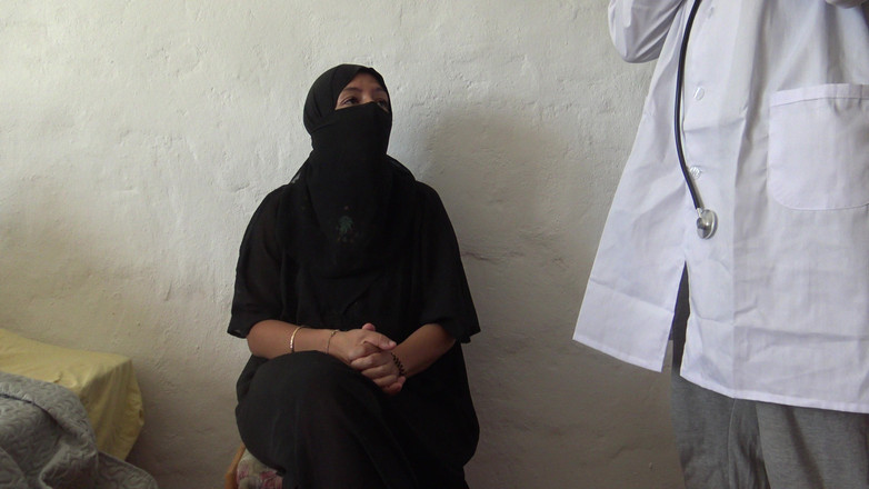 Souzan Halabi: イスラム教徒の女性のアナルファックが医院で。