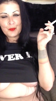 Anna fume une cigarette