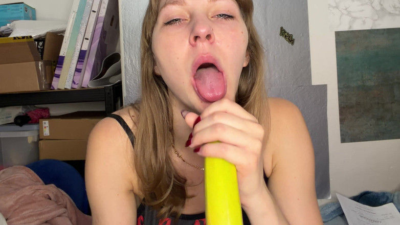 SandraSugar: Banana Blowjob Pleasing the Banana