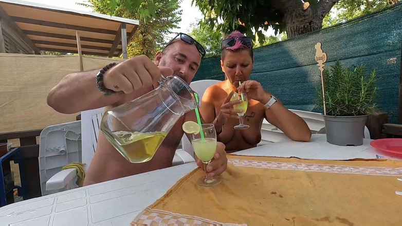 bekycarril: 我们正在喝由新鲜尿液和冷冻精液立方体制成的混合物