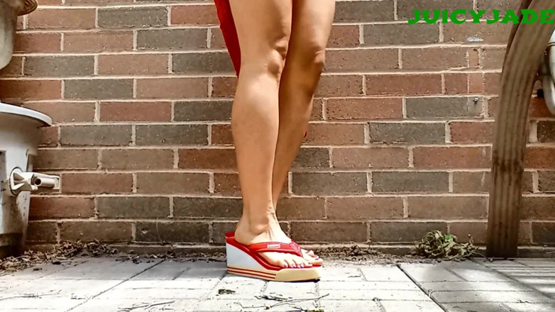 JasmineJade: 赤いヒールのビーチサンダルを履いた小さなアジア人の足