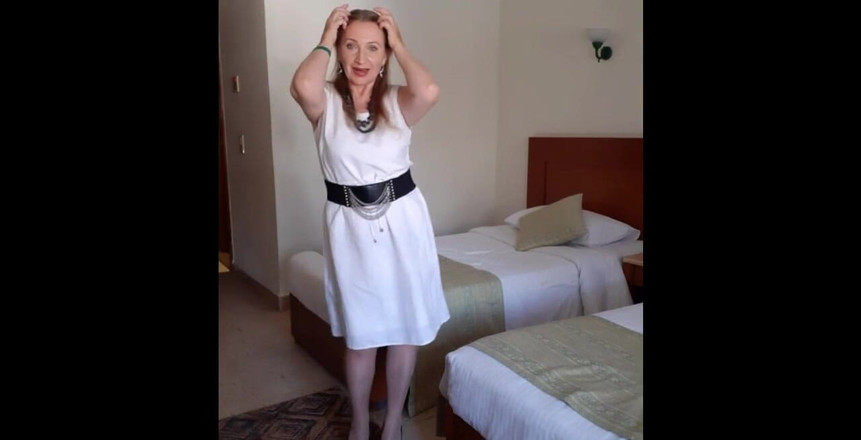 MariaOld: Balla e si toglie continuamente i vestiti