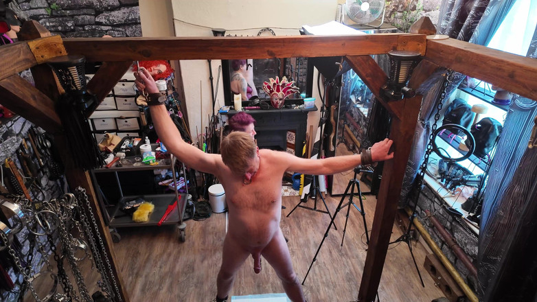 The Izars: Господиня Ізар і латексна бульбашка в підземеллі