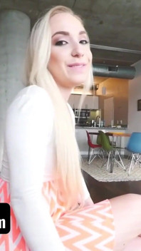 Sis Loves Me - una teen bionda assetata di cazzo striscia sul fratellastro per vedere il suo grosso cazzo