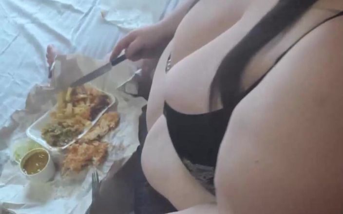 SSBBW Lady Brads: Jedzenie Chippy w seksownej bieliźnie