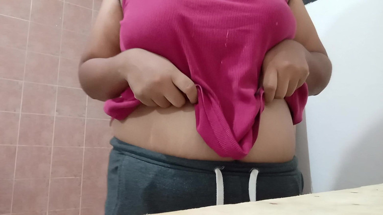 Karmicoxv: Mama BBW w kuchni pokazuje cycki i stringi