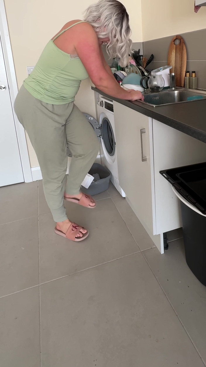 Emma Voyeur: Dishes Vs. Full Bladder… I Lost Control and Piss in...