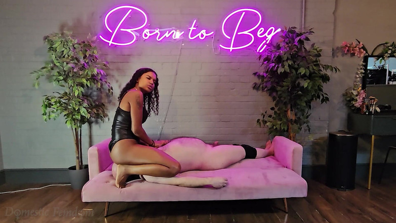 Domestic femdom: Per Quanto Tempo Puoi Resistere Sotto Il Mio Culo Perfetto?