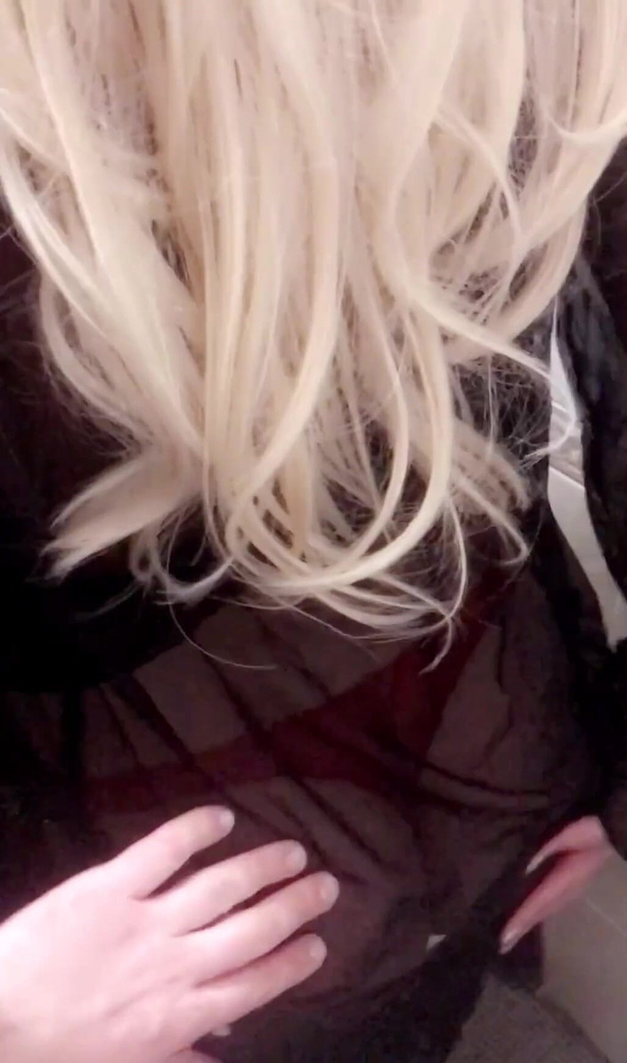 stuffed animal Katrin: 我正在脱衣舞挑逗我的邻居，你会看完整视频吗？