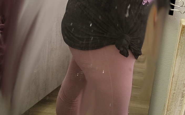 Ystervarkie: Elle montre sa chatte sexy au ralenti