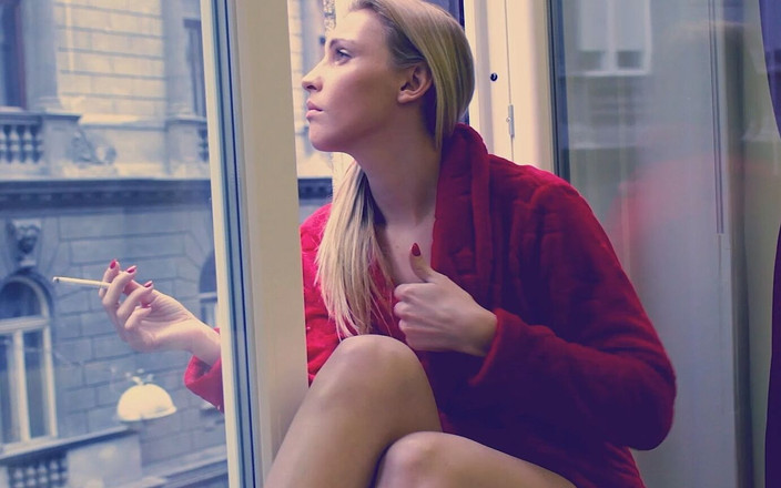 Only3x: Lulu Love palenie