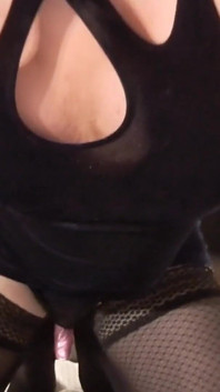 Crossdresser em vestido de veludo