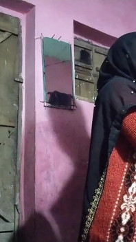 Desi chudai, sari kaldırıyor ve ghore'i ayakta yapıyor ve penisi ağzına emiyor, Hintçe