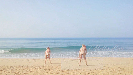 Abella Love: Schlanke MILF nimmt sonnenbad und pinkelt zweimal am strand