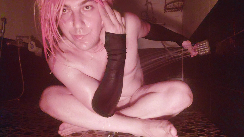 Kitty_Cross: Pantat baheno cewek sange ini dientot habis-habisan di kamar mandi