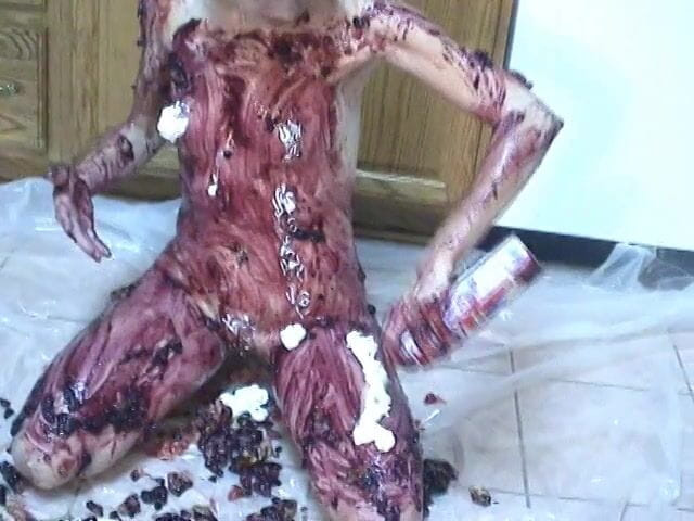 Solo Sensations: Brunett täcker hennes smala kropp med paj och vispad grädde