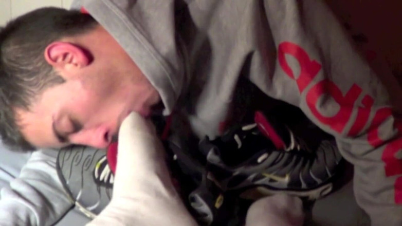 Gaybareback: Twink submisovaný k nohám twink top dominantního