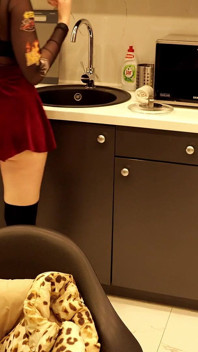 Mini etekli ateşli seksi büyük götlü esmer üniversiteli kız etli sıkı amını teşhir etmek için iç çamaşırını çıkarıyor