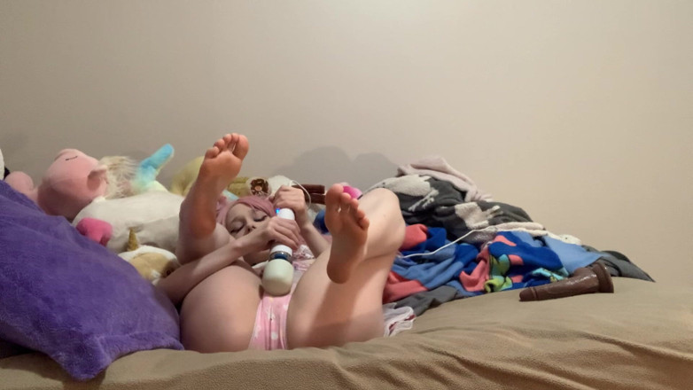 EmoDream1998: College Girl Feet Hitachi Orgasm