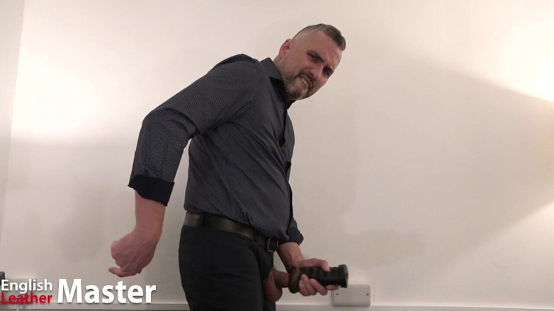 EnglishLeathermaster: L'insegnante usa un masturbatore e dà istruzioni per