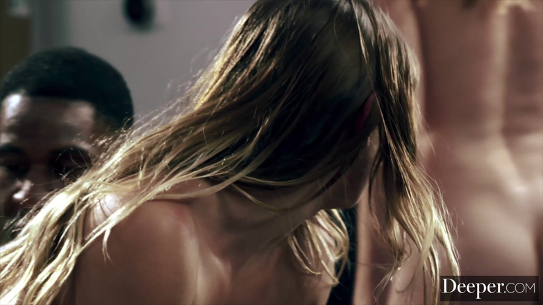 Deeper: Derin. Naomi ve Ashley fotoğraf çekiminde yoğun üçlü seks yapıyor