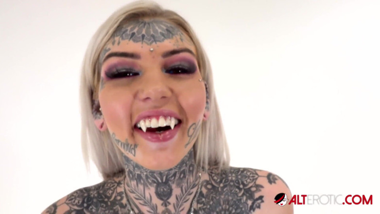 Alt Erotic: Getatoeëerde Amber Luke berijdt voor het eerst de beving