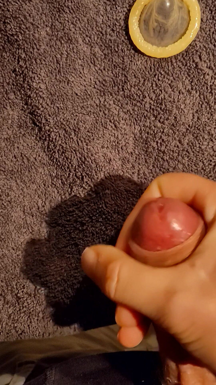 LcDream: Маленький член кінчає на барний стілець у презервативі