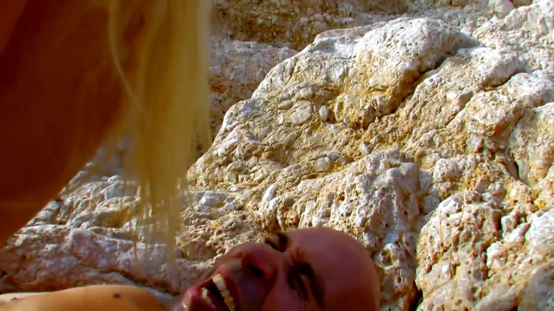 French X: Блондинка ангел відтрахана в пизду на пляжі