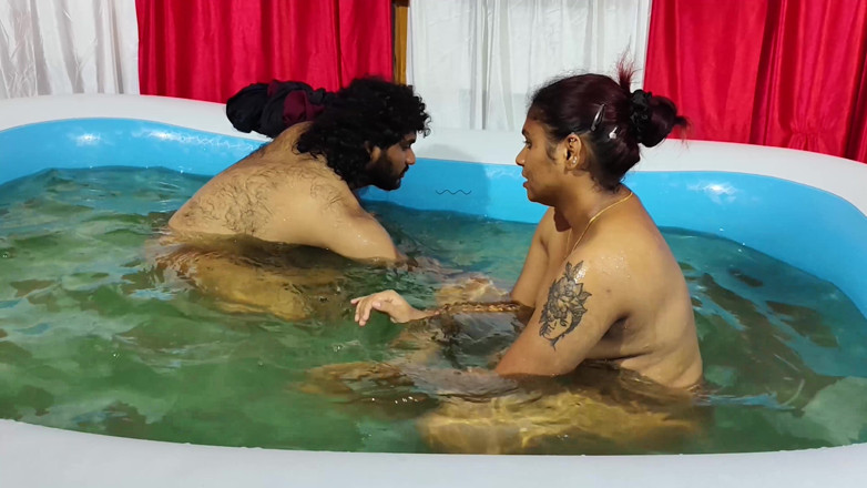 Vaishnavysharunraj: Çift havuzda banyo yapıyor
