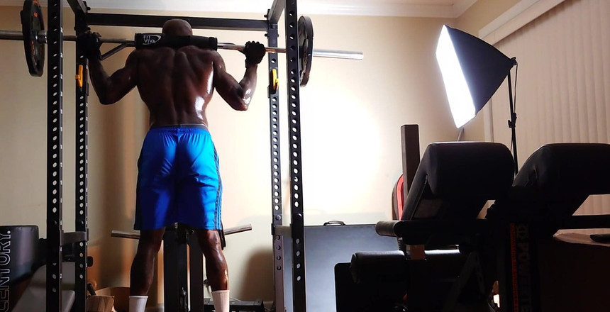 Hallelujah Johnson: Corpo tatuato di cioccolato fondente alto di hallelujah johnson