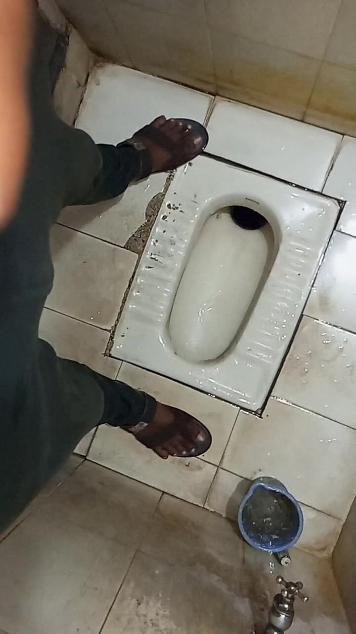 Hungry cliff: Un garçon indien se fait sodomiser dans la salle de...