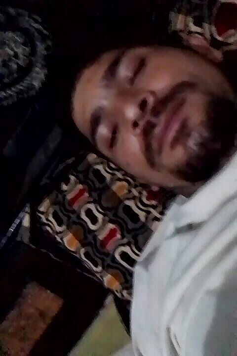 Gangbang straight: Junge brünette mit großem schwanz saraleona zeigt tribut