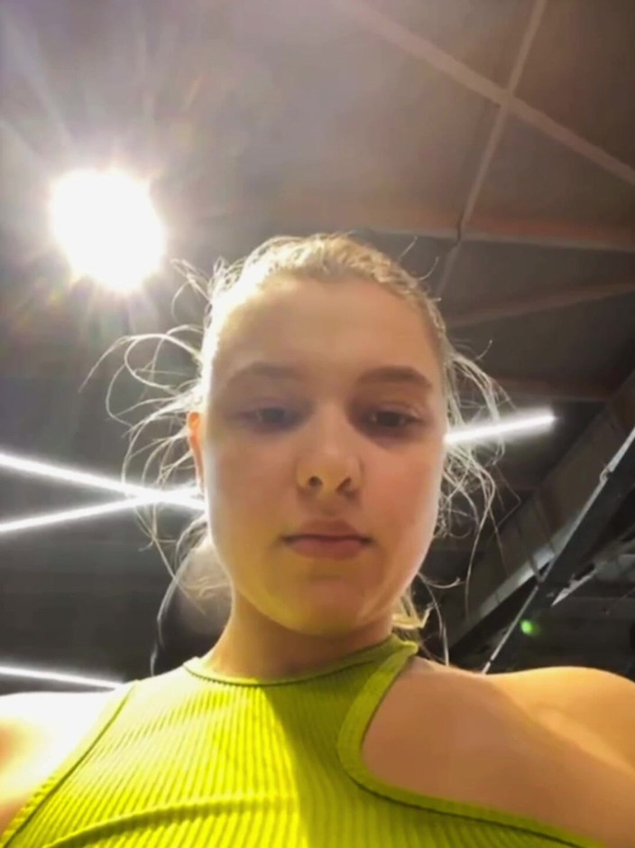 JuiceLussie: Berlatih dan masturbasi di gym