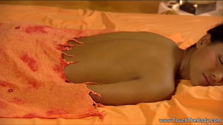 Touch The Body: Masaj romantic cu două gagici lesbiene