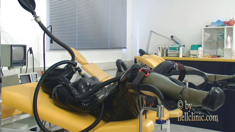 Rubber & Clinic Studio - 1ATOYS: Sexe pervers dans des masques à gaz