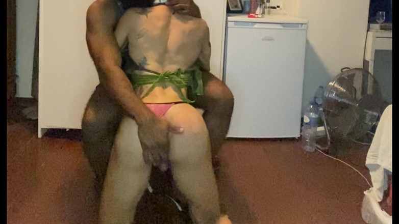 Wesley Bull: Хорошо тренированная покорная наслаждается моими ступнями