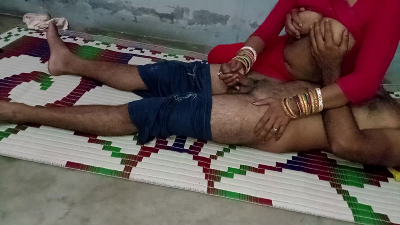 FireeCouple: Indisk hembiträde ung styvdotter suger kuk och jag nyper hennes...